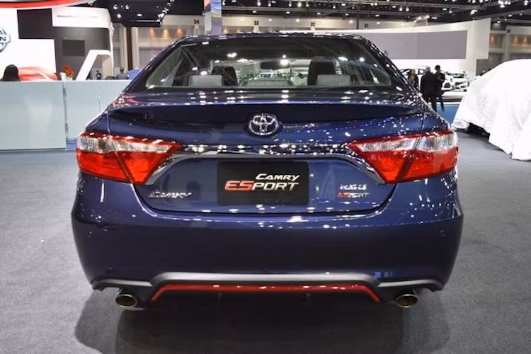 Ở phía sau, chiếc xe cũng có thiết kế khác biệt, dựa trên Camry bản Mỹ. Cụm đèn hậu của Camry ESport hoàn toàn không có điểm chung với những phiên bản Camry châu Á đang bán tại Thái Lan, nằm giữa chúng là hốc biển số mạ chrome. Hệ thống xả kép, cản sau mới và cánh đuôi dạng nẹp trên nắp khoang hành lý là những chi tiết mang tính thể thao của bản này.