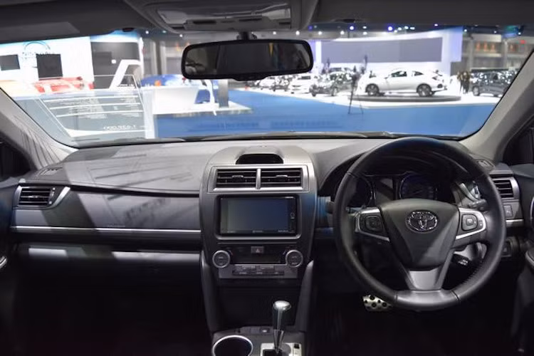 Ở bên trong nội thất, Camry ESport vẫn được trang bị đầy đủ các tính năng như những phiên bản Camry cao cấp khác như nội thất da, hệ thống thông tin giải trí T-Connect với màn hình cảm ứng 7 inch, sạc không dây... Điểm khác biệt của phiên bản này là logo ESport trên bậu cửa, thảm lót sàn thể thao và các chi tiết ốp trang trí trong nội thất bằng nhôm.