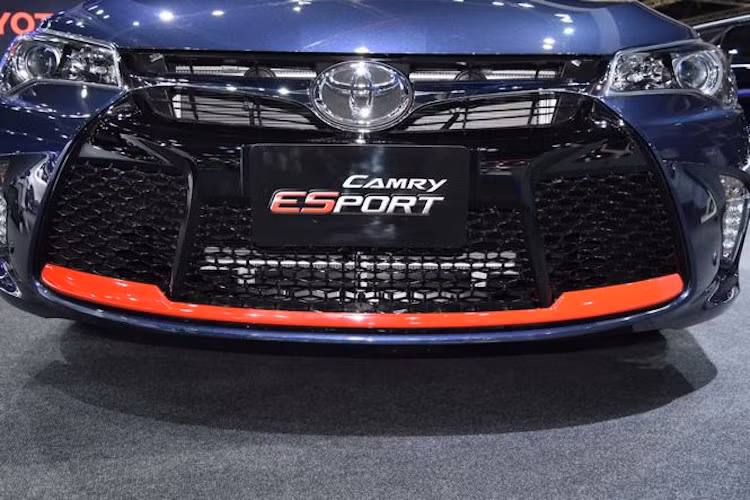 Thay vì dựa trên thiết kế của Camry bản châu Á như phiên bản thường, Toyota Thái Lan đã sử dụng kiểu dáng của Camry bản Mỹ thể thao hơn trên phiên bản ESport này. Chính vì vậy, chiếc xe có phần đầu hoàn toàn khác biệt với lưới tản nhiệt cực lớn cùng các đèn pha sắc sảo. Bên dưới cản trước của xe còn được ốp một thanh nẹp màu đỏ cá tính.