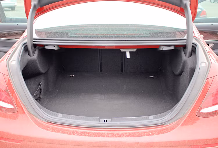Các kích thước tổng thể tăng lên không chỉ đem tới cho E-Class nội thất rộng rãi hơn, mà còn giúp xe có được khoang hành lý với thể tích lên tới 540 lít - "đánh bại" một số đối thủ trong phân khúc như BMW 5 Series thế hệ mới hay Audi A6 (đều chỉ có 530 lít). Thể tích khoang hành lý của E250 2017 không thay đổi so với mọi phiên bản E-Class sedan khác.