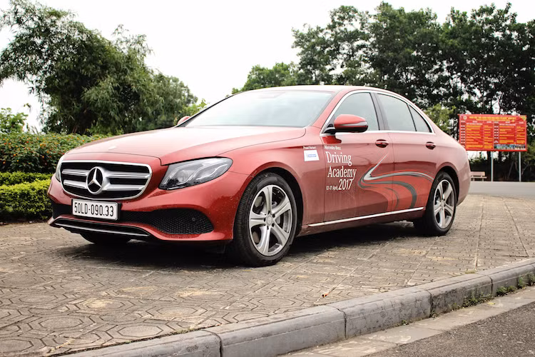 Giống như E200, phiên bản E250 được lắp ráp tại thị trường Việt Nam thay vì nhập nguyên chiếc từ Đức như E300 AMG. Hiện tại, giá bán công bố của phiên bản này là 2,47 tỷ đồng, với chế độ bảo hành 2 năm và không giới hạn số km.