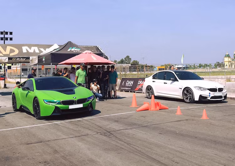 Vào ngày thứ 7 15/4/2017, hàng chục người chơi xe sang BMW thuộc nhóm BMW Saigon Drag Team cùng nhiều chủ siêu xe khác đã tụ họp về trường đua Happy Land, Long An để cùng nhau "thi tài tốc độ" theo thể thức đua drag 200 m.