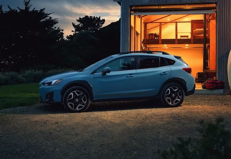 Trên Crosstrek 2018, Subaru vẫn tiếp tục sử dụng động cơ 2.0l Boxer nạp khí tự nhiên 4 xi-lanh của thế hệ trước, nhưng có tới 80% các chi tiết được cải tiến lại để đem tới công suất tối đa 154 mã lực và mô-men xoắn cực đại 196 Nm. Xe sẽ được bán với hộp số sàn 6 cấp hoặc tự động vô cấp Lineatronic với chế độ sang số bằng tay có 7 cấp số ảo.