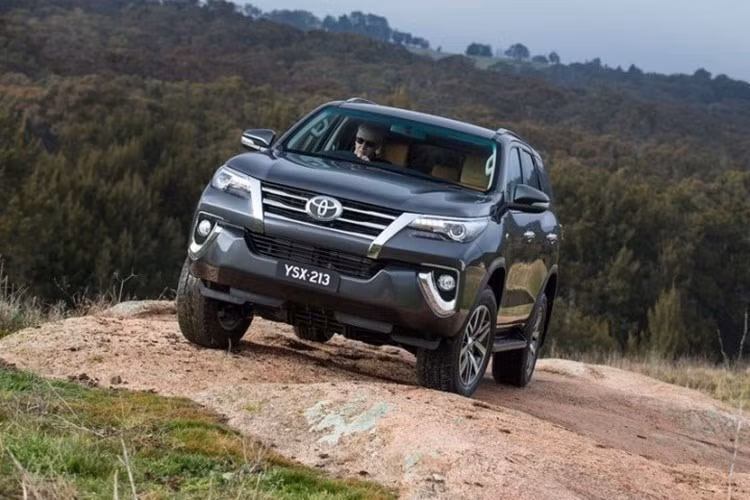 Mẫu xe Toyota đầu tiên xuất hiện trong danh sách top 10 xe bán chạy của tháng 3/2017 là chiếc Fortuner thế hệ mới, đứng ở vị trí thứ 5 với tổng doanh số 982 chiếc. Vốn đã là mẫu xe SUV đứng đầu phân khúc cỡ trung, tuy nhiên Fortuner càng có sức cạnh tranh lớn hơn với thế hệ mới với nhiều cải tiến, "bỏ xa" các đối thủ Isuzu D-Max, Ford Everest hay Mitsubishi Pajero Sport thế hệ mới.