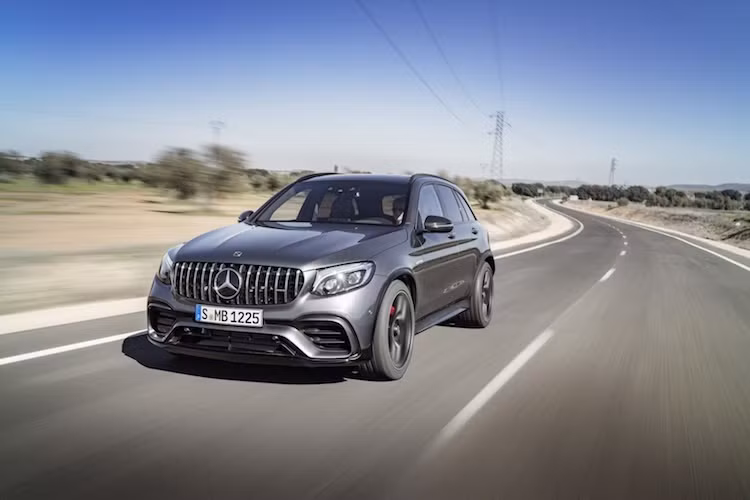 Giống như các dòng Mercedes-AMG khác, bao gồm cả siêu xe AMG GT, GLC 63 AMG cũng được trang bị động cơ 4.0l V8 tăng áp kép với công suất 469 mã lực/650 Nm trên bản thường và 503 mã lực.700 Nm trên bản GLC 63S. Kết hợp với động cơ là hộp số 9 cấp AMG Speedshift lấy từ chiếc Mercedes-AMG E63S.
