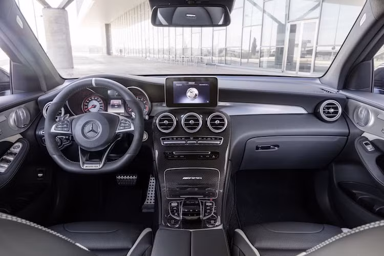 Ở bên trong nội thất, các chi tiết ốp trang trí của GLC 63 AMG sử dụng vật liệu sợi carbon, bên cạnh đó cặp ghế trước cũng đã được thay bằng loại ghế thể thao và bảng đồng hồ có giao diện mới. Nội thất của xe sẽ được bọc da nhân tạo MB-Tex với vải nhung DINAMICA, và khách hàng sẽ phải bỏ thêm tiền mới có nội thất da thật.