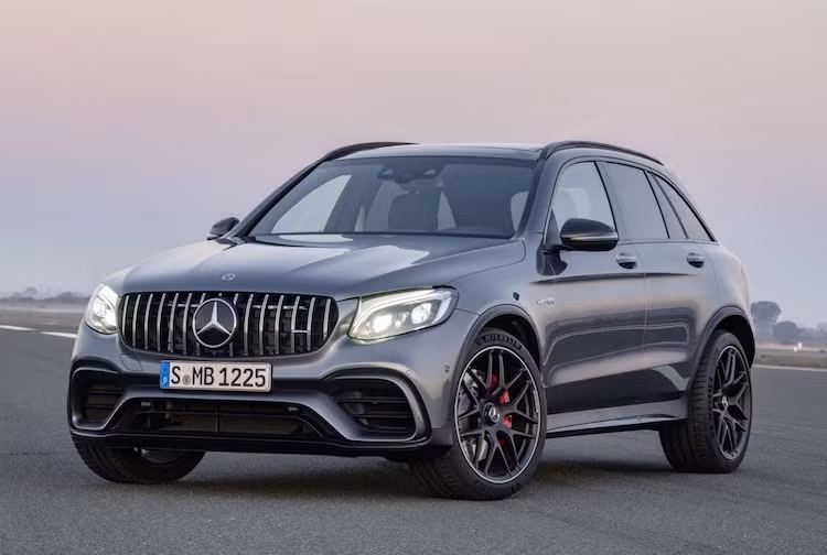 Giống như những chiếc Mercedes-AMG khác, GLC 63 đã được trang bị cản trước "ngầu" hơn với các khe hút gió lớn. Ở phía trên cản trước, xe sử dụng mẫu lưới tản nhiệt nan dọc mới có tên gọi Panamericana, trước đây vốn chỉ từng xuất hiện trên các siêu xe Mercedes-AMG GT.