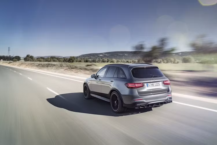 Ngoài các thay đổi ở hệ động lực, Mercedes còn trang bị cho GLC 63 AMG hệ thống treo khí thể thao với các bóng hơi nhiều buồng và cũng có 3 chế độ khác nhau. Bên cạnh đó, hệ thống lái của xe cũng được nâng cấp với 2 chế độ và độ nặng thay đổi theo tốc độ.