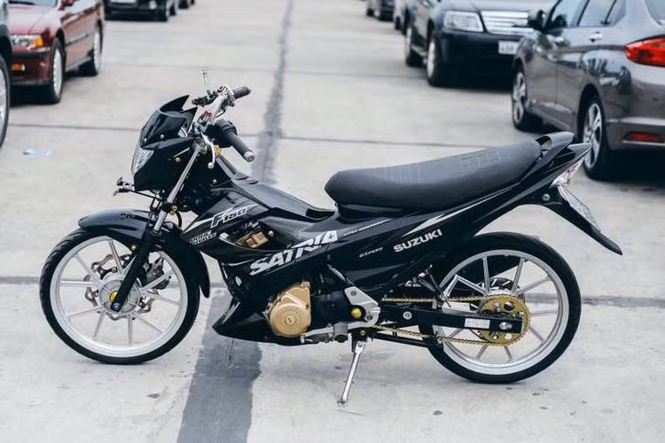 Được bán tại Việt Nam dưới tên gọi Suzuki Raider 150, Suzuki Satria F150 là phiên bản nhập khẩu nguyên chiếc từ thị trường Indonesia. Kể từ lâu, mẫu xe côn tay với kiểu dáng hyper underbone này đã rất được người chơi xe tại Việt Nam ưa chuộng bởi động cơ DOHC mạnh mẽ thuộc hàng "top" trong phân khúc.