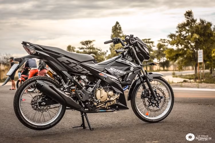 Chiếc xe côn tay hyper underbone Suzuki Satria F150 Fi (hay Suzuki Raider 150 Fi) đã có vẻ đẹp vừa thanh thoát, vừa mạnh mẽ sau khi được một biker Gia Lai trang bị cho một số phụ tùng độ.