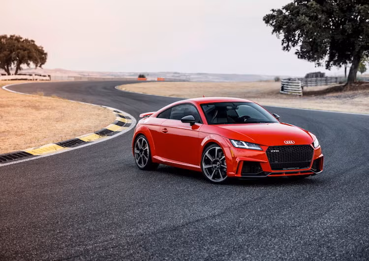 Tại thị trường ôtô Mỹ, giá khởi điểm của Audi TT RS sẽ bắt đầu từ mức 64.900 USD (tương đương 1,47 tỷ). Xe sẽ được bán vào cuối mùa xuân này và hướng tới các đối thủ như BMW M2 hay Porsche 718 Cayman S.