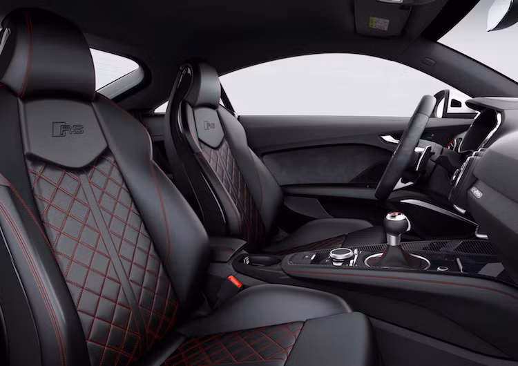 Những chiếc ghế thể thao RS, vô-lăng theo phong cách của Audi R8, các chi tiết ốp bằng nhôm và pedal thể thao là các chi tiết giúp nhận biết TT RS so với TT thường.