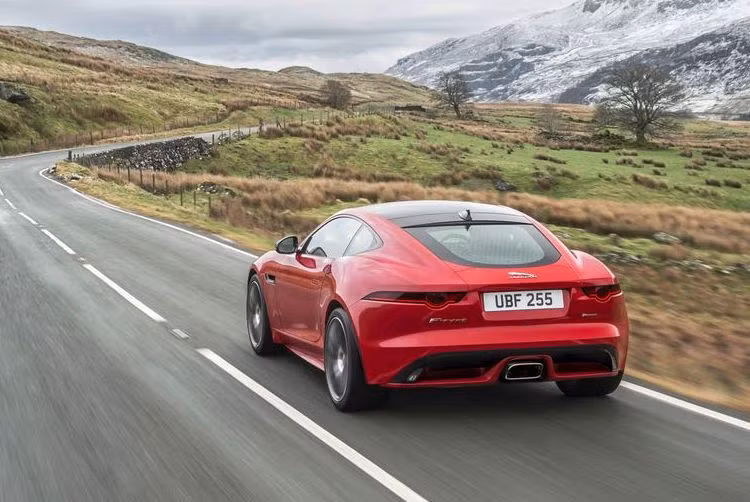 Với trọng lượng bị giảm đi ở phần đầu, F-Type 2.0l sẽ có cảm giác lái nhanh nhạy và cân bằng hơn. Ngoài ra, chiếc xe cũng sẽ có mức tiêu thụ nhiên liệu thấp hơn bản V6. Kết hợp với động cơ vẫn là hệ dẫn động cầu sau kèm hộp số sàn 6 cấp hoặc tự động 8 cấp.