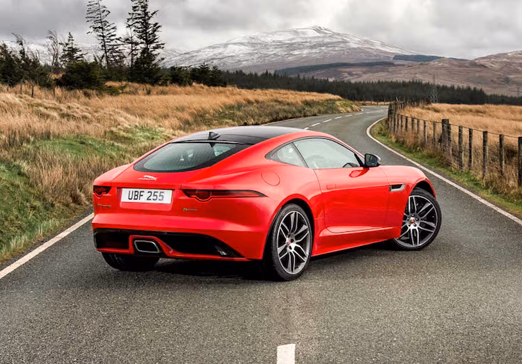 Về thiết kế, F-Type 2.0l không có sự thay đổi so với các phiên bản với động cơ lớn hơn. Điểm nhận biết duy nhất của chiếc xe đó là chụp ống xả hình tứ giác thay vì hình tròn ở phía sau đuôi xe. Tuy nhiên ở bên dưới nắp ca-pô, chiếc xe đã có sự khác biệt lớn về động cơ.