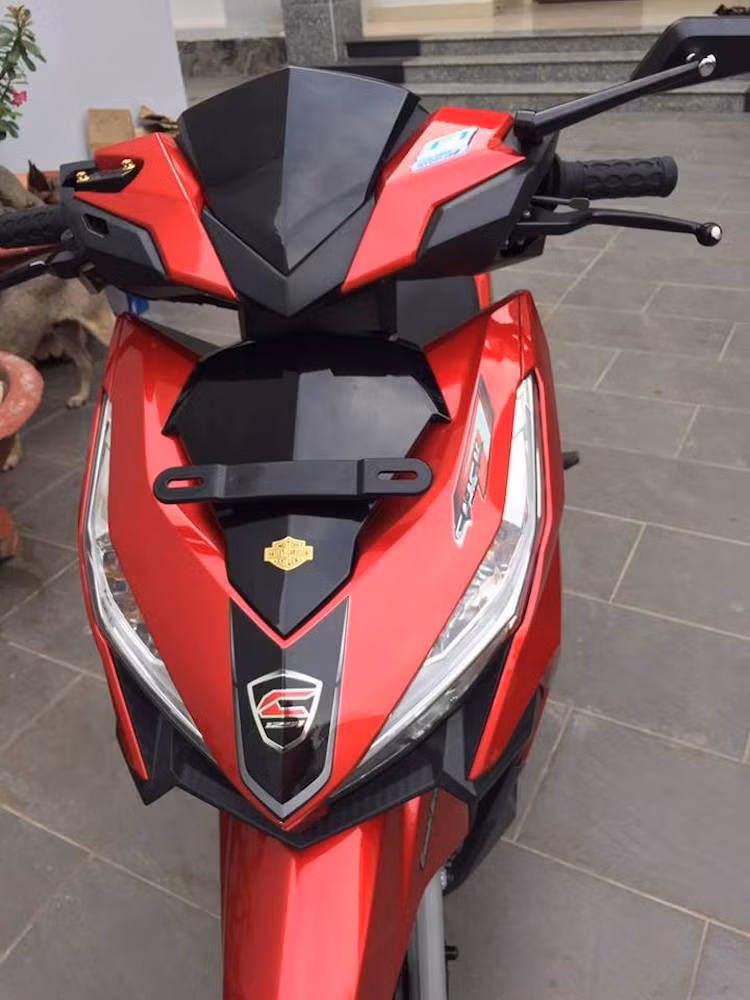 Mẫu xe tay ga nhập Thái Lan Honda Click 125i đã được người chơi xe Việt "biến hóa" đơn giản nhưng đẹp mắt nhờ "dàn chân" độ bánh căm bản mỏng nhẹ nhàng.