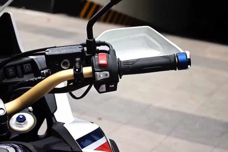 Ở bên cùm công tắc phải là nút bật đèn báo hiệu khẩn cấp, công tắc đề cùng cụm nút chuyển giữa các chế độ hộp số 3 cấp độ. Từ trái qua phải, nấc đầu tiên là N - số "mo"; nấc thứ 2 là chế độ sang số bằng nút bấm S (Sport) và nấc cuối cùng, với ký hiệu D (Drive) là chế độ tự động chuyển số. Với chế độ D, người lái sẽ chỉ việc ngồi lên xe và vặn ga, chiếc xe sẽ tự động chuyển số như trên những mẫu ôtô có hộp số tự động.