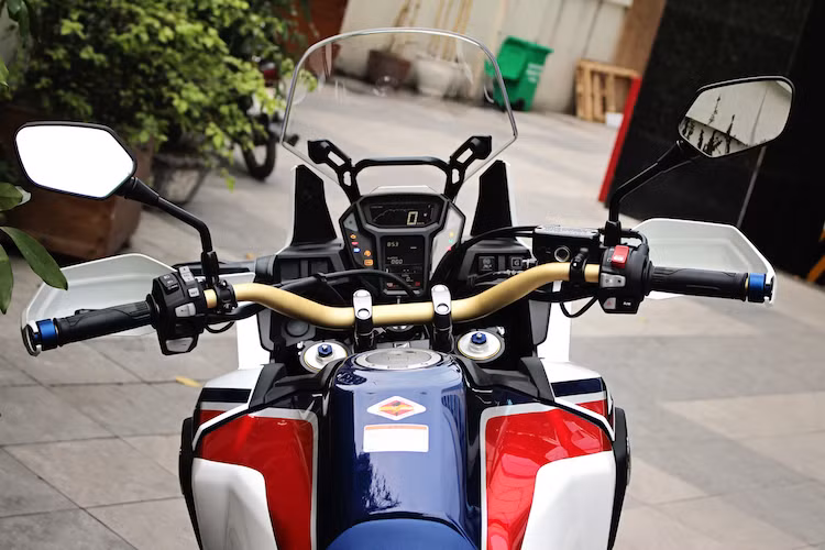 Trong khi chiếc Africa Twin đầu tiên tại Việt Nam được Honda nhập về có màu đỏ thì chiếc thứ 2 sở hữu dàn vỏ 3 màu trắng-đỏ-xanh đặc trưng của chi nhánh xe thể thao HRC. Thể tích bình xăng của Afica Twin là 18,8 lít, giúp chiếc xe có thể đi được quãng đường dao động khoảng 400 km. Là một mẫu xe đường trường, Africa Twin có tay lái rất cao và rộng. Mỗi bên tay nắm của xe đều có các tấm nhựa bảo vệ tay người lái