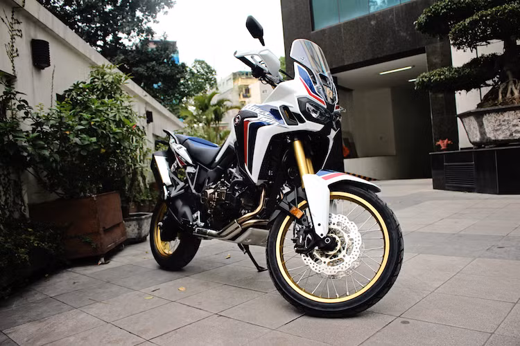 Ở nước ta, chiếc Africa Twin đầu tiên màu đỏ đã được nhập về cách đây khoảng hơn 1 năm bởi chính Honda Việt Nam và cũng đã được trưng bày tại triển lãm VMCS 2016. Tuy nhiên chiếc xe này chỉ được hãng sử dụng để trưng bày tại các sự kiện và không được bán ra. Chính vì vậy, chiếc Africa Twin DCT 2017 vừa về tới Hà Nội có thể coi là chiếc đầu tiên lăn bánh trên đường phố Việt.