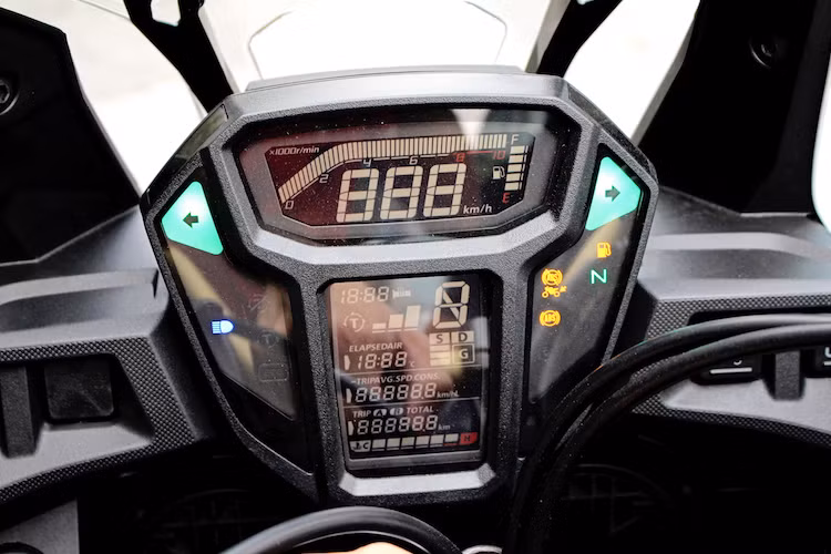 Bảng đồng hồ của Africa Twin có thiết kế độc đáo theo phong cách xe đua rally với 2 màn hình xếp thành chữ T và hiển thị chữ trắng trên nền tối màu. Xe còn được trang bị hệ thống kiểm soát mô-men xoắn Honda Selectable Torque Control (HSTC), với 2 chế độ là Drive hướng tới tiết kiệm nhiên liệu và Sport.