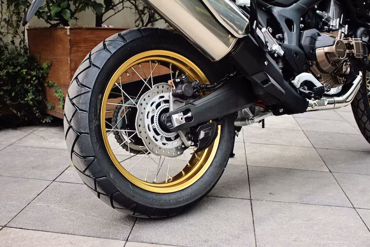 Phanh sau cũng có dạng đĩa hình sóng, đường kính 256 mm nhỏ hơn và chỉ sử dụng heo 2 pis. Động cơ truyền sức mạnh tới bánh sau qua hệ thống xích. Bánh sau cũng có dạng vành nan nhưng chỉ có đường kính 18 inch - vẫn rất lớn so với những mẫu môtô bình thường và sử dụng lốp 150/70/18. Do sử dụng bánh căm, cả 2 lốp xe đều là loại lốp có săm.