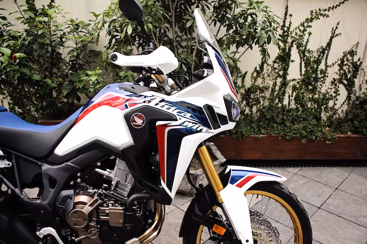 Africa Twin sở hữu quây gió che bán thân (half fairing), kéo dài từ phần đầu tới nửa bình xăng của xe. Nằm giữa bộ quây gió là két tản nhiệt với quạt làm mát lộ ra ngoài. Với 2 quạt tản nhiệt đối xứng, chiếc xe có thể hoạt động bền bỉ ở ngay cả những quốc gia có khí hậu nóng hay sa mạc mà không sợ quá nhiệt.