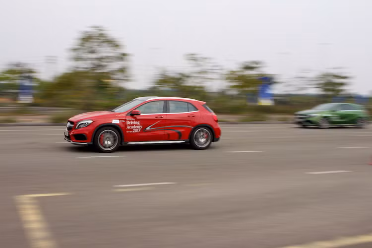 Giữ chặt lấy chân phanh, gạt cùng lúc 2 lẫy chuyển số theo vô-lăng, xác nhận với chiếc xe và đạp ga "lút cán", chiếc xe sẽ như một "con thú" gầm gừ trước vạch xuất phát. Khi có tín hiệu của huấn luyện viên, người lái chỉ cần nhả phanh và chiếc xe sẽ "bắn" về phía trước một cách mạnh mẽ. Những người ngồi trong xe sẽ "dính ghế" và có cảm giác như bị một ai đó đẩy mạnh từ phía sau, khi chiếc xe liên tục tăng tốc cho tới khi bị "ghìm cương" ở vạch đích.