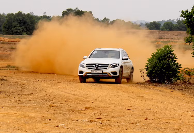 Cuối cùng, bài thi Vượt địa hình tốc độ cao (Rally) lại là một trải nghiệm cảm giác mạnh được các tay lái đội đua Red Line dành cho các học viên. Ở phần này, những tay đua sẽ cầm lái các dòng Mercedes GLC và "xào, chẻ" trong địa hình hiểm trở của bãi tăng Xuân Mai ở tốc độ cao, có khi lên tới gần 100 km/h. Đây là lần đầu tiên nhiều học viên có dịp được trải nghiệm cảm giác như các tay lái tại những giải đua địa hình rally.