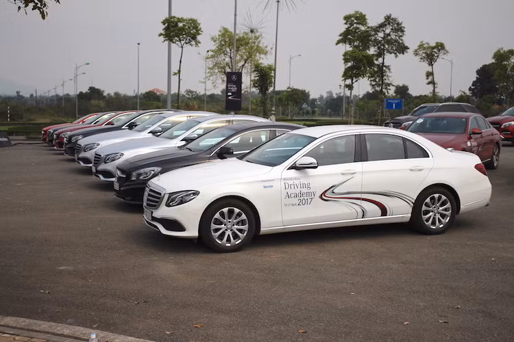 Mercedes-Benz Việt Nam mang đến MBDA 2017 hơn 30 xe để khách mời có thể trải nghiệm bao gồm cả sedan lẫn SUV, từ A-Class đến S-Class, từ GLA đến GLS. Đáng chú ý, hai mẫu xe sang đang được khách hàng rất quan tâm là GLC và E-Class mới cũng sẽ tham gia chương trình. Trong đó, các dòng xe SUV/Crossover sẽ chỉ được sử dụng ở các bài offroad.