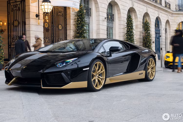 Bộ mâm với kích thước 20 inch phía trước và 21 inch phía sau của Aventador cũng sẽ được sơn trong màu trùng với nửa dưới của thân xe. Ở cạnh các hốc bánh sau của xe sẽ là logo Miura 50 đặc biệt, được viết theo font như của chiếc siêu xe Miura 50 năm trước.