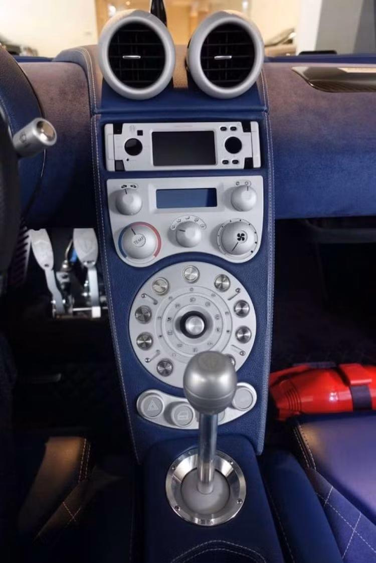 Ra đời từ gần 10 năm trước, bảng đồng hồ của CCX hoàn toàn sử dụng các đồng hồ cơ truyền thống, đồng thời hệ thống giải trí của chiếc xe cũng rất đơn giản. Bảng điều khiển của chiếc xe có các nút bấm làm từ nhôm và được sắp xếp dạng hình tròn khá độc đáo.