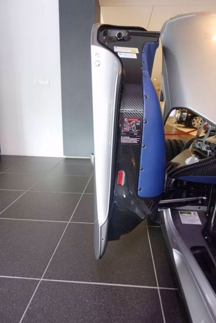 Là một siêu xe đỉnh cao, bộ khung nguyên khối của Koenigsegg CCX được làm từ sợi carbon và gia cố bởi kết cấu chịu lực dạng tổ ong bằng kevlar cùng hợp kim nhôm. Giống như những mẫu xe trước đó của Koenigsegg, CCX sử dụng thiết kế cửa cắt kéo đổ gục 90 độ đặc trưng của hãng với tên gọi "Dihedral Synchro-Helix".