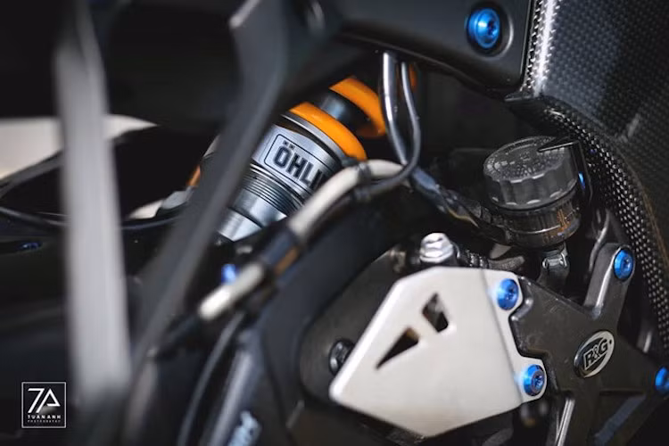 Bảo vệ cho lốc nồi động cơ là bộ bảo vệ của GB Racing, trong khi tư thế ngồi của xe đã trở nên thể thao hơn nhờ dàn để chân của R&amp;G. Ở phía sau, chiếc xe đã được nâng cấp lên phuộc Ohlins TTX như nhiều mẫu siêu môtô hàng đầu châu Âu hiện tại.