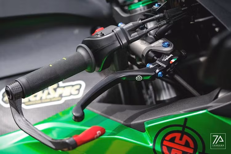 Ở phía trên tay lái, chủ xe đã trang bị cho ZX-10R cặp bao tay Domino, cùm phanh Brembo RCS 19 và bảo vệ tay phanh Lightech bằng sợi carbon. Trong khi đó, cây trợ lực Ohlins điện theo xe vẫn được giữ nguyên.