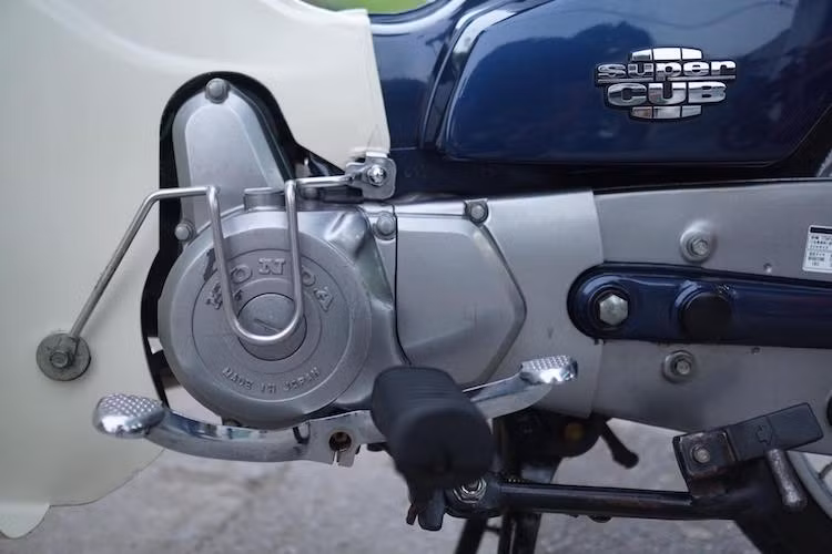 So với các thế hệ trước, Super Cub C70 vẫn giữ nguyên kết cấu động cơ SOHC 1 xi-lanh làm mát bằng gió truyền thống, nhưng có dung tích nâng lên thành 71,8 cc. Động cơ này đem tới cho chiếc xe công suất tối đa 6 mã lực và mô-men xoắn cực đại 5,2 Nm.