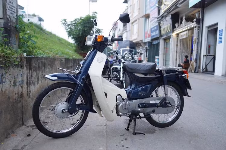 Đối với người Việt Nam, các dòng xe Honda Super Cub đã trở nên quá quen thuộc với đầy đủ các thế hệ đã được du nhập vào từ rất lâu. Trong đó, những chiếc Honda Super Cub C70, hay còn được người dân gọi là Cub 82 chiếm một số lượng khá lớn.