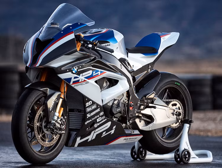 Không giống như thế hệ HP4 trước đây, HP4 Race mới sẽ là một chiếc superbike chỉ được phép sử dụng trong trường đua. Dù có dàn vỏ với thiết kế tương tự S1000RR tuy nhiên trên phiên bản này, BMW đã loại bỏ toàn bộ các đèn chiếu sáng và tín hiệu, cùng với pát biển số phía sau của xe. Bộ yên xe cũng tối giản chỉ còn một miếng đệm mỏng, trong khi toàn bộ dàn đuôi đã được đúc liền.