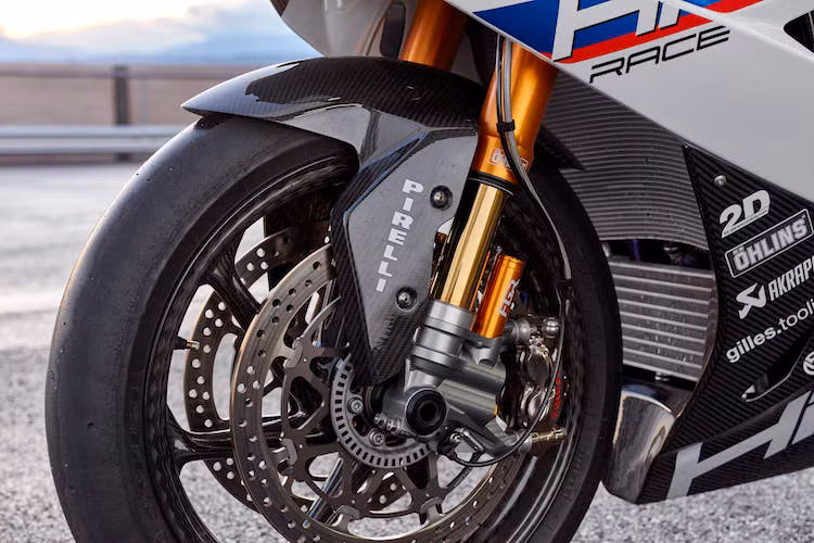Là một chiếc superbike đỉnh cao, những phụ tùng được BMW sử dụng cho HP4 Race cũng là loại "hàng hiệu". Chiếc xe được trang bị sẵn phuộc Ohlins FGR USD phía trước, phuộc sau Ohlins TTX36, phanh trước 4 pis Brembo GP4RX, phanh sau Brembo Billet HP, cùm phanh Brembo RCS 19, dàn để chân Gilles, lốp Pirelli Superbike không vân và hệ thống xả Akrapovic full system với lon pô carbon.