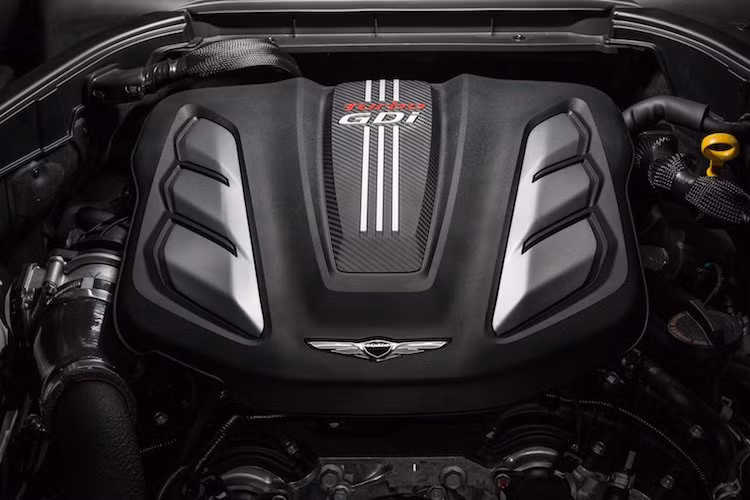 Thay đổi lớn nhất trên Genesis G80 2018 đó là dòng xe đã được bổ sung thêm một phiên bản động cơ 3.3T với máy V6 tăng áp kép mạnh 365 mã lực cùng mô-men xoắn cực đại 509 Nm, truyền sức mạnh thông qua hộp số tự động 8 cấp. Động cơ này đã được Genesis lấy từ dòng sedan cao cấp nhất G90 và đem xuống cho G80.