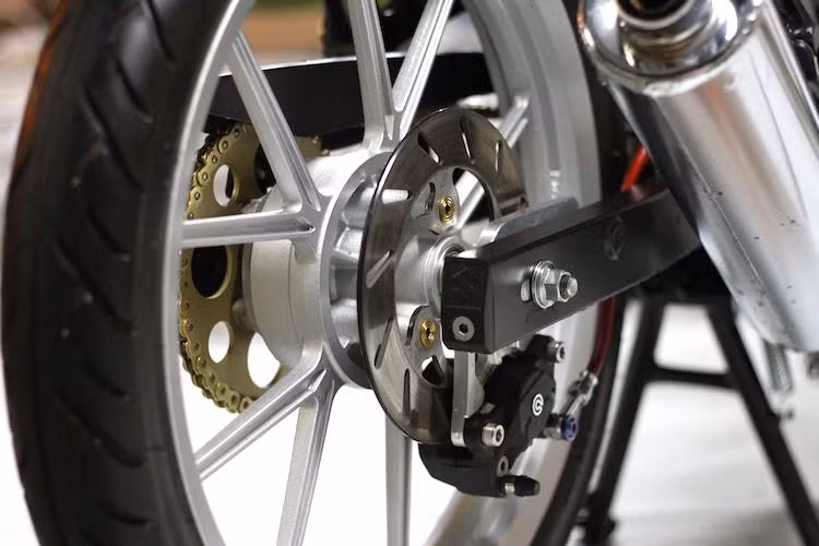 Thay vì cặp mâm 5 cây "xương cá" đặc trưng, chiếc Satria 150 đã được chủ xe thay mâm Daytona 5 cánh kép thanh thoát hơn. Hệ thống phanh sau cũng đã được nâng cấp với heo Brembo 2 pis đối xứng và đĩa Daytona.
