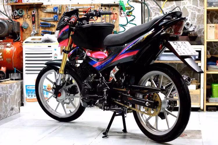 Chiếc Suzuki Satria F150 hay Suzuki Raider 150 đời cũ với đầu đèn "mắt phượng" đặc trưng đã được một biker tại Sài Gòn độ "kiểng" với một số phụ tùng cao cấp, tạo điểm nhấn bắt mắt cho chiếc xe.