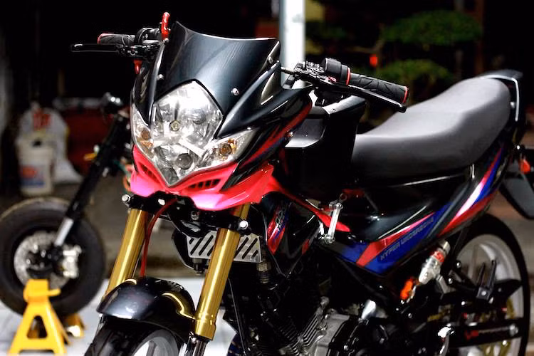 Trước khi được bán chính thức tại Việt Nam dưới tên gọi Suzuki Raider 150, Suzuki Satria 150 đã từng được nhập vào nước ta từ Indonesia với số lượng nhỏ hơn. Trong đó, phiên bản Satria đời 2009-2012 với đầu đèn "mắt phượng" tương tự dòng superbike GSX-R600 hay R1000 dù khá hiếm nhưng vẫn được không ít biker ưa chuộng.