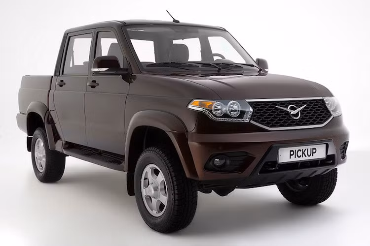 Với 2 phiên bản mới của UAZ Pickup, giá bán được hạ thấp đáng kể nhờ việc lược bỏ đi các trang bị tiện nghi như điều hòa, màn hình, mâm đúc… Rẻ nhất là Pickup bản Standard chỉ còn 490 triệu đồng khi đã giảm thiểu không còn điều hòa, màn hình, sấy ghế và mâm 16 inch bằng sắt. Có giá bán 510 triệu đồng, bản Comfort tương tự bản Standard, nhưng hệ thống điều hòa vẫn được trang bị.