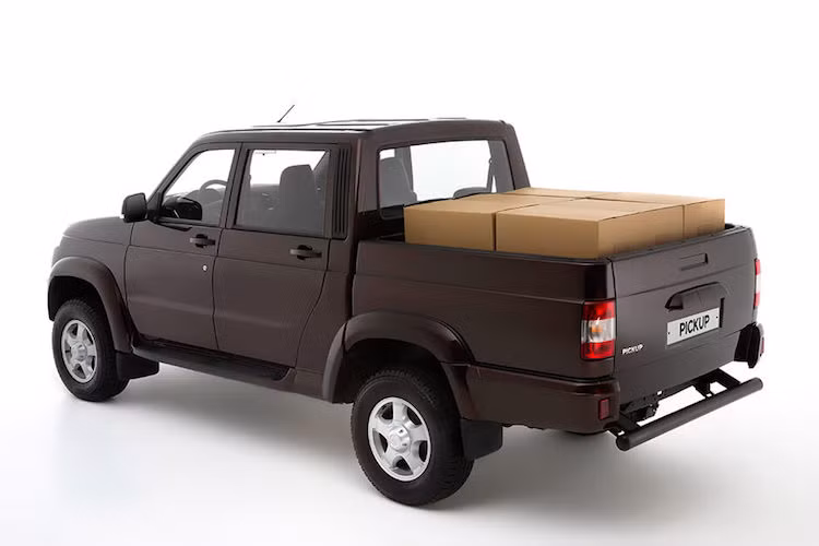 UAZ Pickup trang bị động cơ diesel ZMZ-51432 dung tích 2,2 lít, công suất 113 mã lực tại vòng tua máy 3.500 vòng/phút, mô-men xoắn cực đại 270 Nm từ 1.800 đến 2.800 vòng/phút. Hộp số sàn 5 cấp kết hợp hệ dẫn động 2 cầu 4x4. Đặc biệt xe áp dụng công nghệ cài cầu điện tử khá tiện lợi, người lái chỉ việc xoay nắm theo chế độ cài cầu mong muốn là được đáp ứng ngay tức thì.