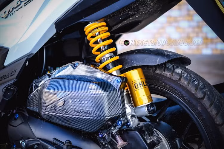 Chi tiết nổi bật và đắt giá nhất trên bản độ này là cây phuộc Ohlins bình dầu rời ở bánh sau, đem tới khả năng vận hành ổn định hơn cho chiếc Vario 150.