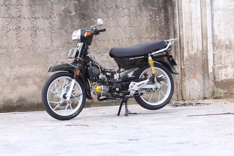 Trong khi đó, một số chi tiết như baga trước, sau và giữa lườn xe làm từ thép đường kính 10 ly lại gần như không thể thiếu vắng trên bất kỳ bản độ Dream kiểng nào. Về tem xe, người chơi cũng khá tự do lựa chọn, tuy nhiên loại tem chữ nổi như chiếc xe trong ảnh hoặc tem của Honda Dream EX5 tại Malaysia khá được ưa chuộng.