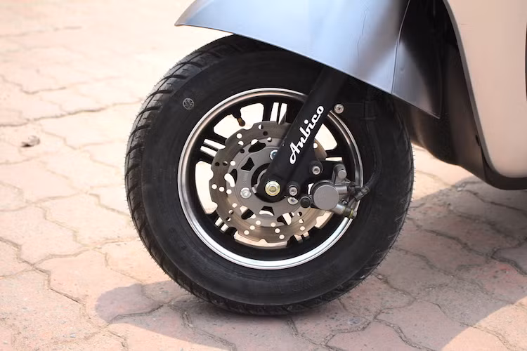 Bánh trước của xe có thiết kế mâm 5 cánh kép với 2 tông màu đen/kim loại phay bóng khá thể thao và có đường kính 10 inch. Đi kèm với vành là lốp không săm của hãng Kenda với bản rộng 3,5 inch. Đặc biệt, Anbico Diamond sở hữu cặp phuộc ống lồng cùng hệ thống phanh đĩa phía trước với đĩa hoa đường kính 180 mm.