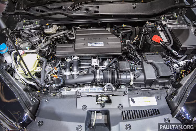 Giống như Civic mới, CR-V 2017 được trang bị động cơ 4 xi-lanh thẳng hàng, tăng áp i-VTEC Turbo 1.5l. Tuy nhiên với một số thay đổi, Honda đã nâng công suất lên 190 mã lực và mô-men xoắn cực đại đạt 242 Nm. Bên cạnh đó, phiên bản động cơ 2.4l nạp khí tự nhiên của thế hệ hiện tại cũng tái xuất hiện với công suất 184 mã lực và mô-men xoắn 244 Nm.