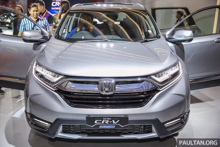 Trên CR-V mới, khác biệt lớn nhất nằm ở phần đầu với thiết kế trẻ trung hơn nhờ cụm đèn pha LED nối liền với lưới tản nhiệt mạ bóng, tương tự phong cách của Civic thế hệ mới. Đặc biệt, lưới tản nhiệt của xe còn có các màn chắn tự động Automatic Shutter Grille System, có khả năng đóng lại để giảm lực cản khí động học cho xe.