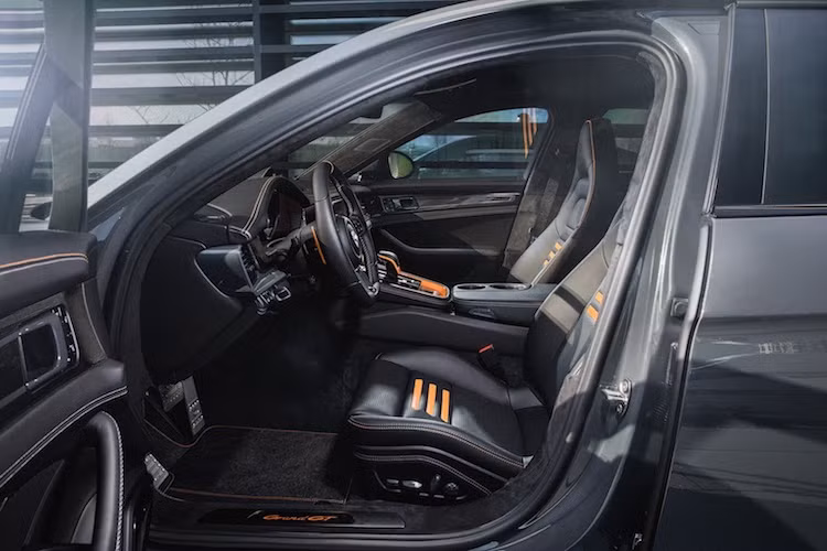 Ở bên trong nội thất, Techart đã tạo thêm điểm nhấn thể thao cho Panamera Turbo với các chi tiết ốp sợi carbon phủ bóng. Tay lái của chiếc xe cũng đã được thay bằng vô-lăng Techart Type 7 thể thao với đường kính nhỏ hơn (360 mm) và vành đem tới cảm giác cầm tự nhiên hơn.