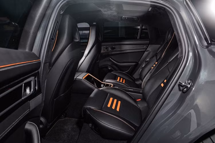 Toàn bộ cabin của xe được bọc trong da thượng hạng cùng vải nhung Alcantara, với các đường viền màu vàng đầy cá tính. Khách hàng còn có thể đặt Techart bọc da hoặc Alcantara tới từng chi tiết nhỏ nhất trong cabin xe, chẳng hạn như lẫy chuyển số sau vô lăng.